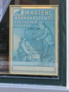 838248 Afbeelding van het ingelijste originele affiche van Louis de Breet (1870-1940) voor 'Martens' Brandkasten' uit ...